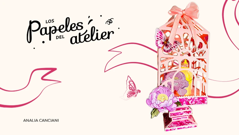 Centro de mesa iluminado con diseño de pérgola calada, flores y mariposas de papel para fiesta de 15 años.