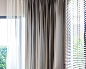 カーテンとブラインド