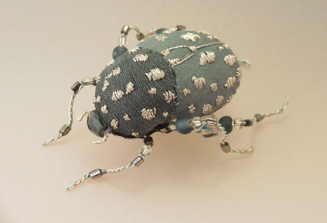 scarabée en soie gris brodé fil de lurex