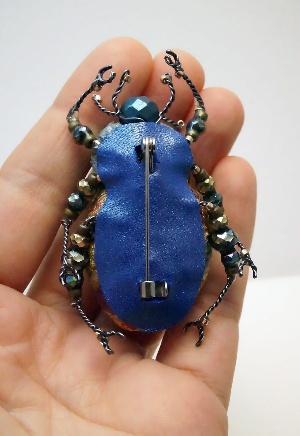 Miniature : broche scarabée chirimen