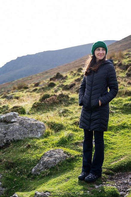 Mulher em meio a uma paisagem