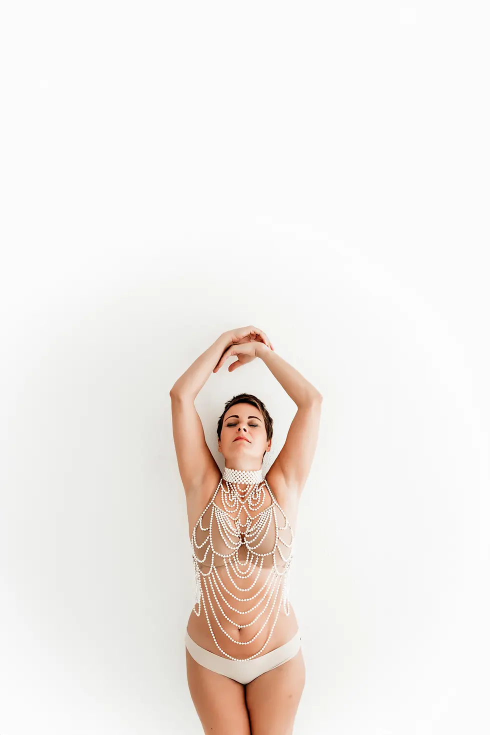 Frau in weißem Studio Setup