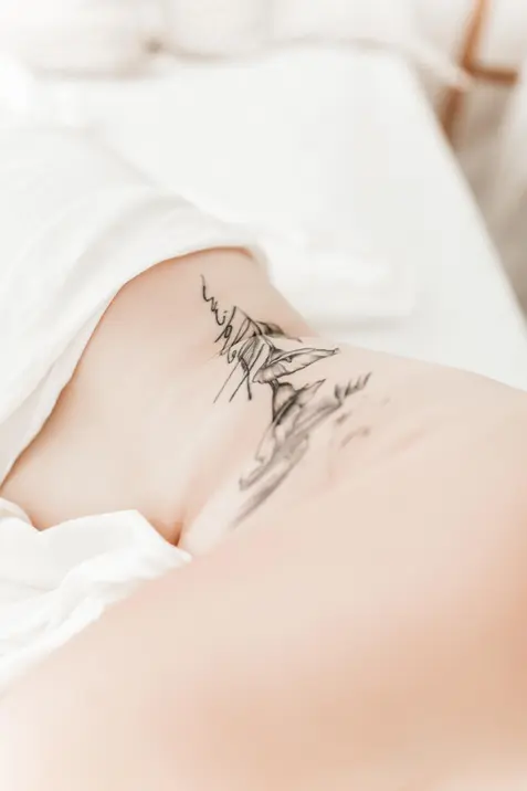 Frau in weißem Studio Setting