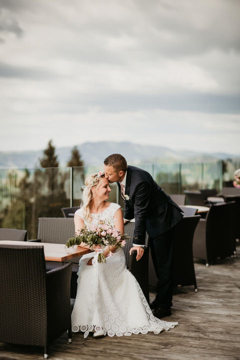 Brautpaar auf einer Aussichtsterrasse während ihrer Hochzeit im Allgäu