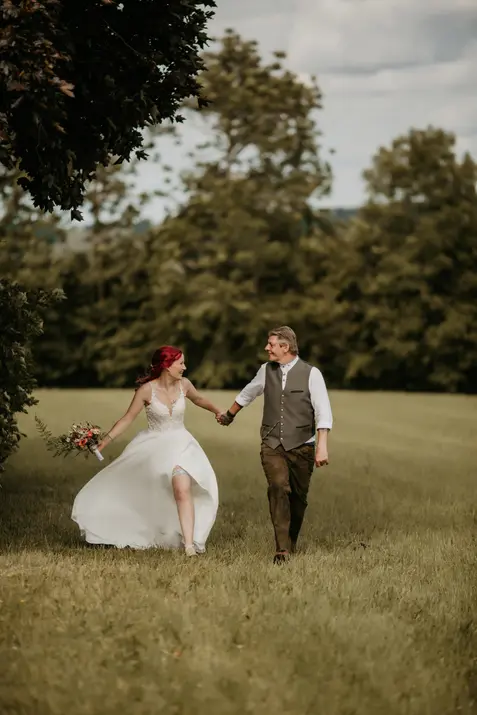 Brautpaar bei einer emotionalen Hochzeit im Allgäu