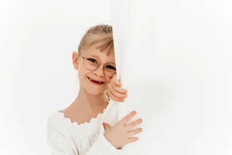 Mädchen in weißem Studio Setting