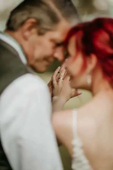 Brautpaar bei einer emotionalen Hochzeit im Allgäu