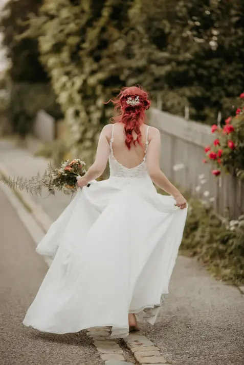 Brautpaar bei einer emotionalen Hochzeit im Allgäu
