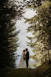 Brautpaar Christina und Max bei ihrem Hochzeitsportrait in den Bergen bei Schöllang im Allgäu