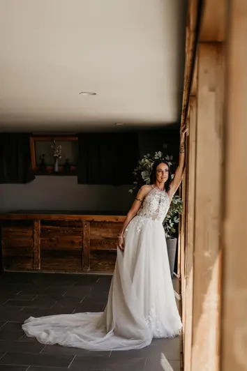 Ganzkörperporträt der Braut in ihrem fließenden Hochzeitskleid