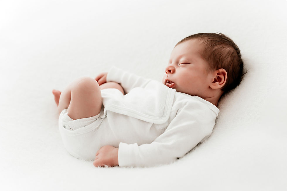 weiß, minimalistisch, zeitlos, hochwertige fotografie, natürliche fotografie, pure fotografie, authentische fotografie, ungestellte momente, emotionsgeladene bilder, berührende bilder, elegante fotografie, exklusive fotosession, professionelle fotos, babybauchfotografie, newborn fotografie, baby fotografie, familienfotografie, hochzeitsfotografie, hochzeitsreportage allgäu, fotograf allgäu, fotograf kempten, fotograf buchenberg, fotograf oberallgäu, fotograf unterallgäu, fotograf memmingen, fotograf füssen, fotograf immenstadt, fotograf umgebung 150km, fotoshooting allgäu, fotoshooting kempten, fotoshooting buchenberg, fotoatelier allgäu, studiofotografie, outdoor fotografie allgäu, hochwertige fotoprodukte, fotoalben, wandbilder, fine art prints, exklusive wandbilder, lebenslange erinnerungen, natürliche lichtfotografie, nachhaltige fotografie, professionelle babyfotografie, hochwertige schwangerschaftsbilder, liebevolle familienfotografie, authentische hochzeitsfotos, minimalistische