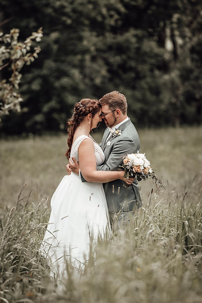 weiß, minimalistisch, zeitlos, hochwertige fotografie, natürliche fotografie, pure fotografie, authentische fotografie, ungestellte momente, emotionsgeladene bilder, berührende bilder, elegante fotografie, exklusive fotosession, professionelle fotos, babybauchfotografie, newborn fotografie, baby fotografie, familienfotografie, hochzeitsfotografie, hochzeitsreportage allgäu, fotograf allgäu, fotograf kempten, fotograf buchenberg, fotograf oberallgäu, fotograf unterallgäu, fotograf memmingen, fotograf füssen, fotograf immenstadt, fotograf umgebung 150km, fotoshooting allgäu, fotoshooting kempten, fotoshooting buchenberg, fotoatelier allgäu, studiofotografie, outdoor fotografie allgäu, hochwertige fotoprodukte, fotoalben, wandbilder, fine art prints, exklusive wandbilder, lebenslange erinnerungen, natürliche lichtfotografie, nachhaltige fotografie, professionelle babyfotografie, hochwertige schwangerschaftsbilder, liebevolle familienfotografie, authentische hochzeitsfotos, minimalistische
