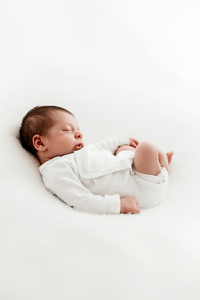 weiß, minimalistisch, zeitlos, hochwertige fotografie, natürliche fotografie, pure fotografie, authentische fotografie, ungestellte momente, emotionsgeladene bilder, berührende bilder, elegante fotografie, exklusive fotosession, professionelle fotos, babybauchfotografie, newborn fotografie, baby fotografie, familienfotografie, hochzeitsfotografie, hochzeitsreportage allgäu, fotograf allgäu, fotograf kempten, fotograf buchenberg, fotograf oberallgäu, fotograf unterallgäu, fotograf memmingen, fotograf füssen, fotograf immenstadt, fotograf umgebung 150km, fotoshooting allgäu, fotoshooting kempten, fotoshooting buchenberg, fotoatelier allgäu, studiofotografie, outdoor fotografie allgäu, hochwertige fotoprodukte, fotoalben, wandbilder, fine art prints, exklusive wandbilder, lebenslange erinnerungen, natürliche lichtfotografie, nachhaltige fotografie, professionelle babyfotografie, hochwertige schwangerschaftsbilder, liebevolle familienfotografie, authentische hochzeitsfotos, minimalistische