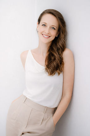 Natürliches Lächeln vor weißem Hintergrund Kopie.jpg