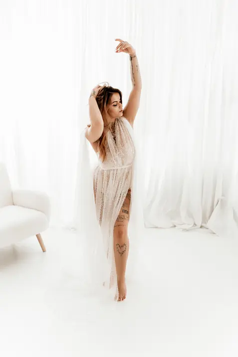 Frau in weißem Studio Setting