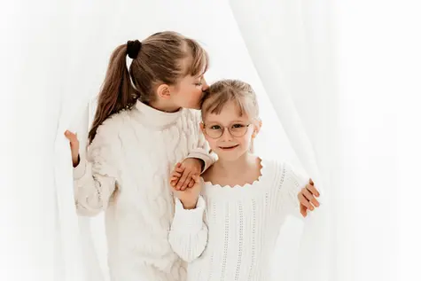 Mädchen in weißem Studio Setting