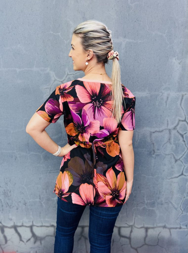 Thumbnail: Scrub Top - Floral Burst (Peach Piping)
