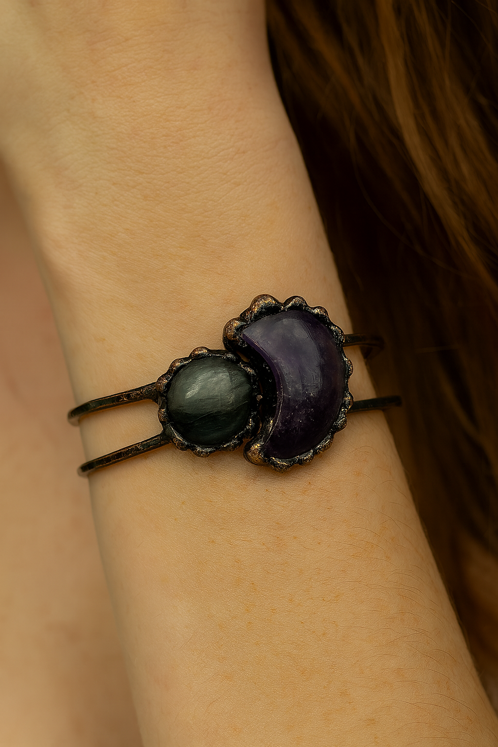 Miniatura: Vintage Crescent Moon Bracelet with Purple Labradorite Stone