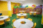 Biblioteca vibrante e colorida para crianças, com prateleiras amarelas cheias de livros, mesas circulares para leitura e uma decoração lúdica que estimula a imaginação e o amor pela leitura.