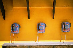 Jaune sur les cabines téléphoniques