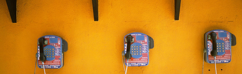 Telefones públicos no amarelo