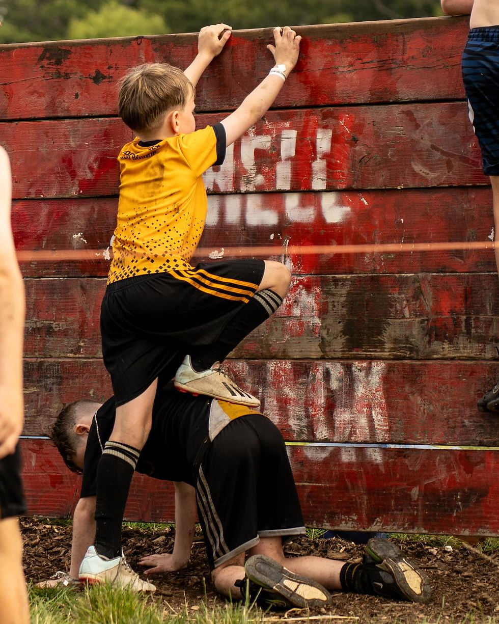 Children helping each other at HELL & BACK Junior