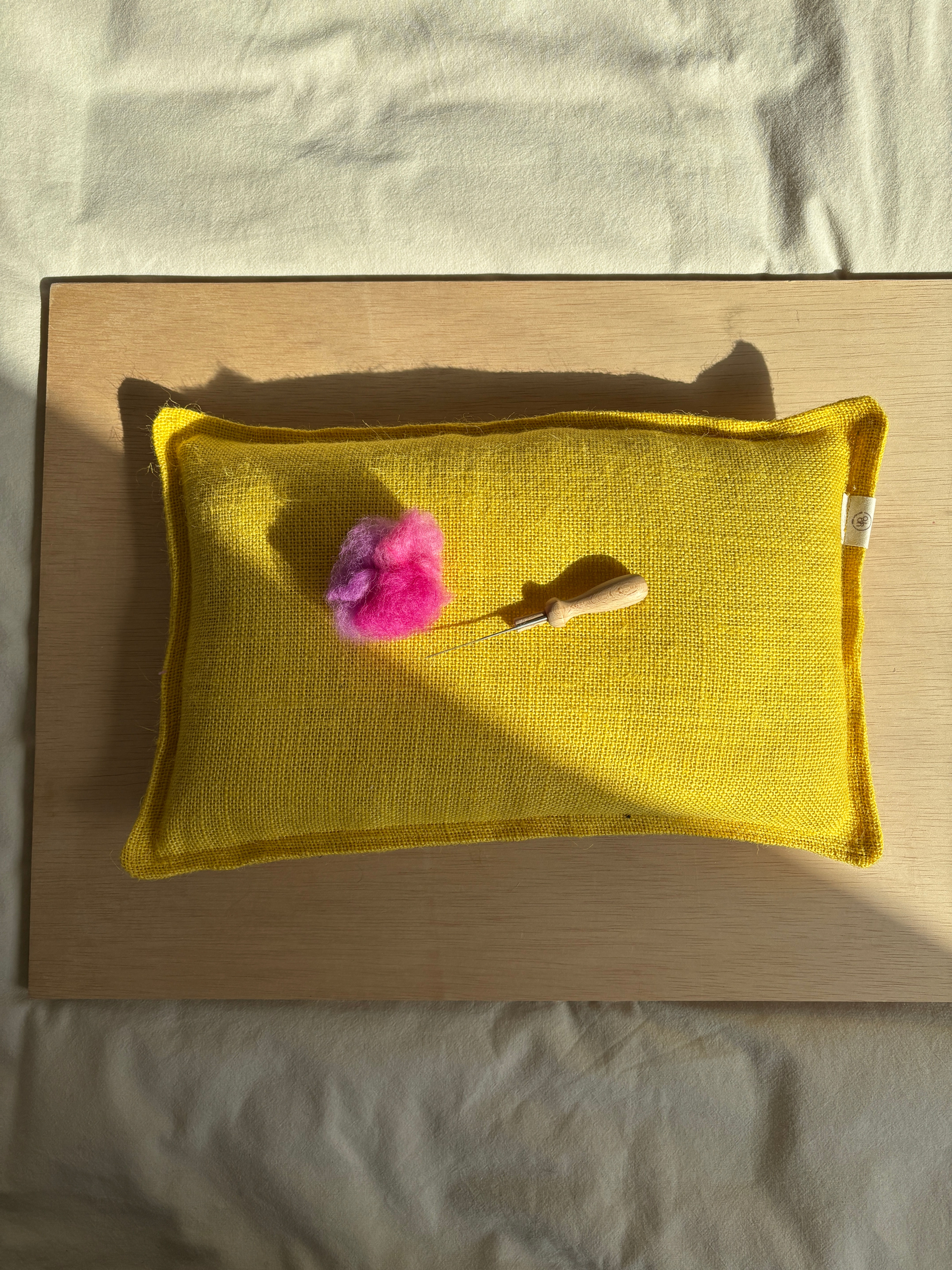 Naaldviltkussen L Jute geel