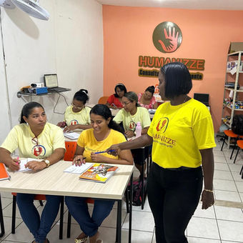 Destaque: Professora Rosy Morais ministra curso de Auxiliar de Classe na Humanizze em Candeias