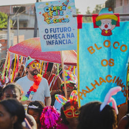 Candeias: Idealizado pelo vereador Cassio Vinicius, Bloco “Os Palhacinhos” leva alegria e mensagem de proteção à infância na Caroba
