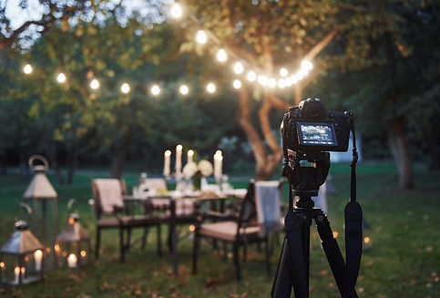 equipamiento-profesional-camara-tripode-campo-frente-mesa-preparada-al-atardecer.jpg
