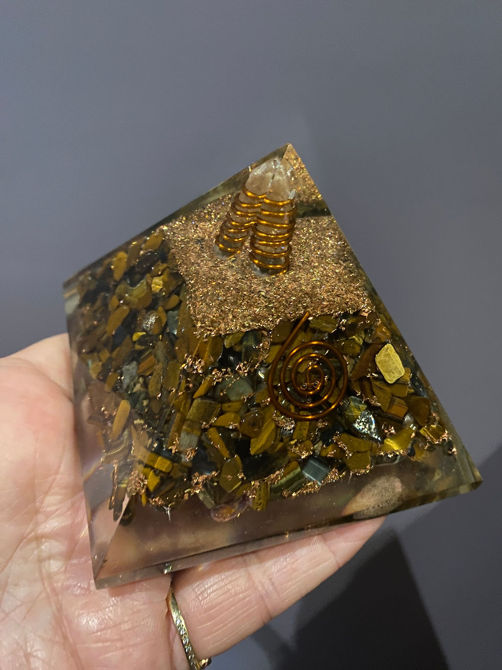 THIS IS NOT A REAL ORGONITE. The % of metal within this PYRAMID is less the 10%. This really just an expensive paperweight :(