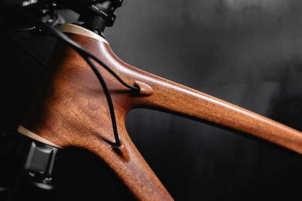 Detail zavedení bovdenů | Saorsa Bike