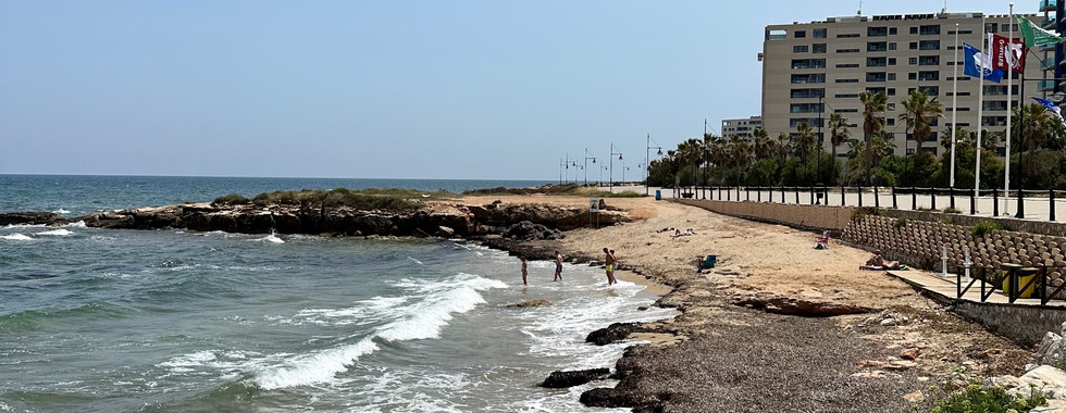 Costa rocosa y vistas al mar cerca de playa Los Locos en Torrevieja