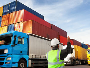 Despachantes u operadores trabajando con carga consolidada