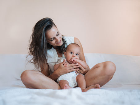 Mamá cuidando de su bebé.