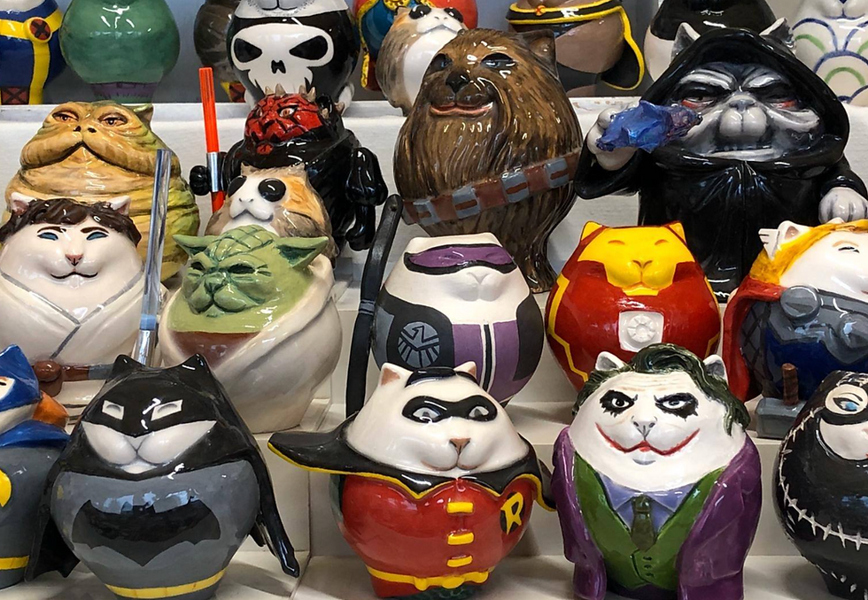 Tante statuine di gatti a tema fumetto
