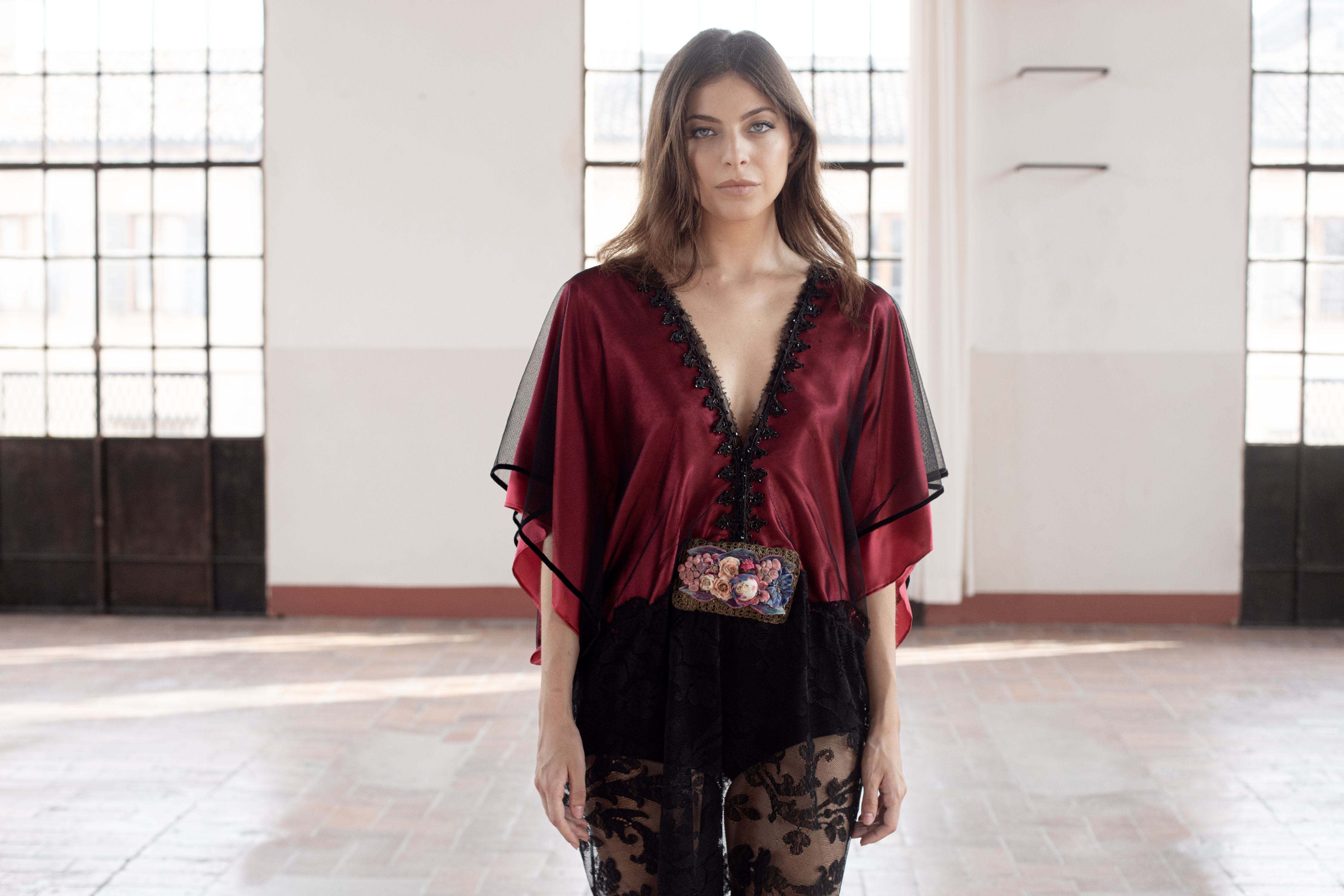 Abito-camicia raso di seta stretch rubino e tulle di cotone nero.