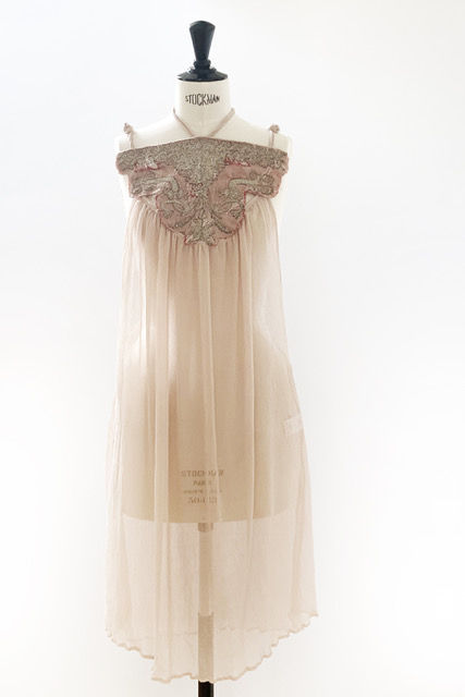 Abito in crepon di seta rosa con ricamo in argento su seta del 1900 circa.