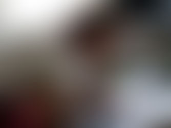 Un artigiano studia un progetto di disegno