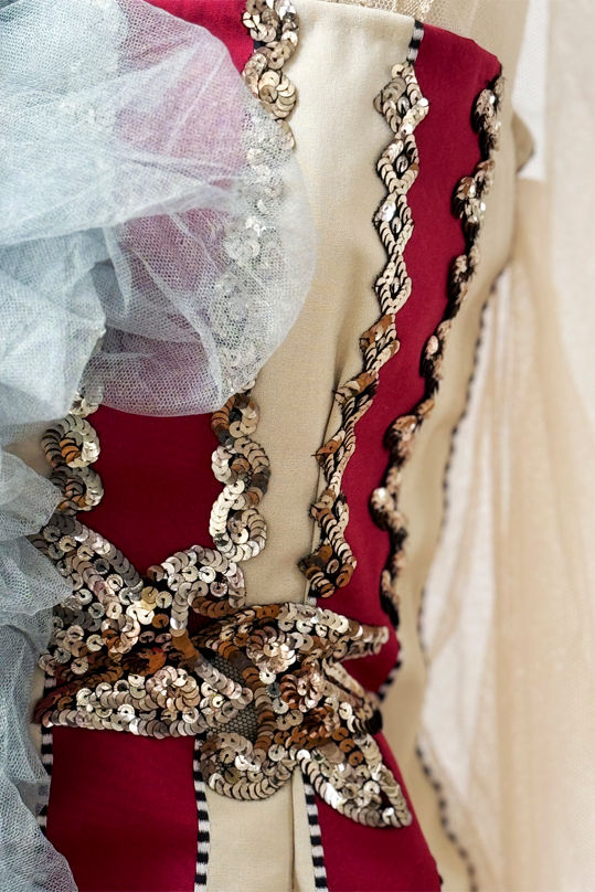 Miniatura: Dettaglio Applicazioni in paillettes argento francesi – datate 1940 circa – e una passamaneria di cotone grezzo