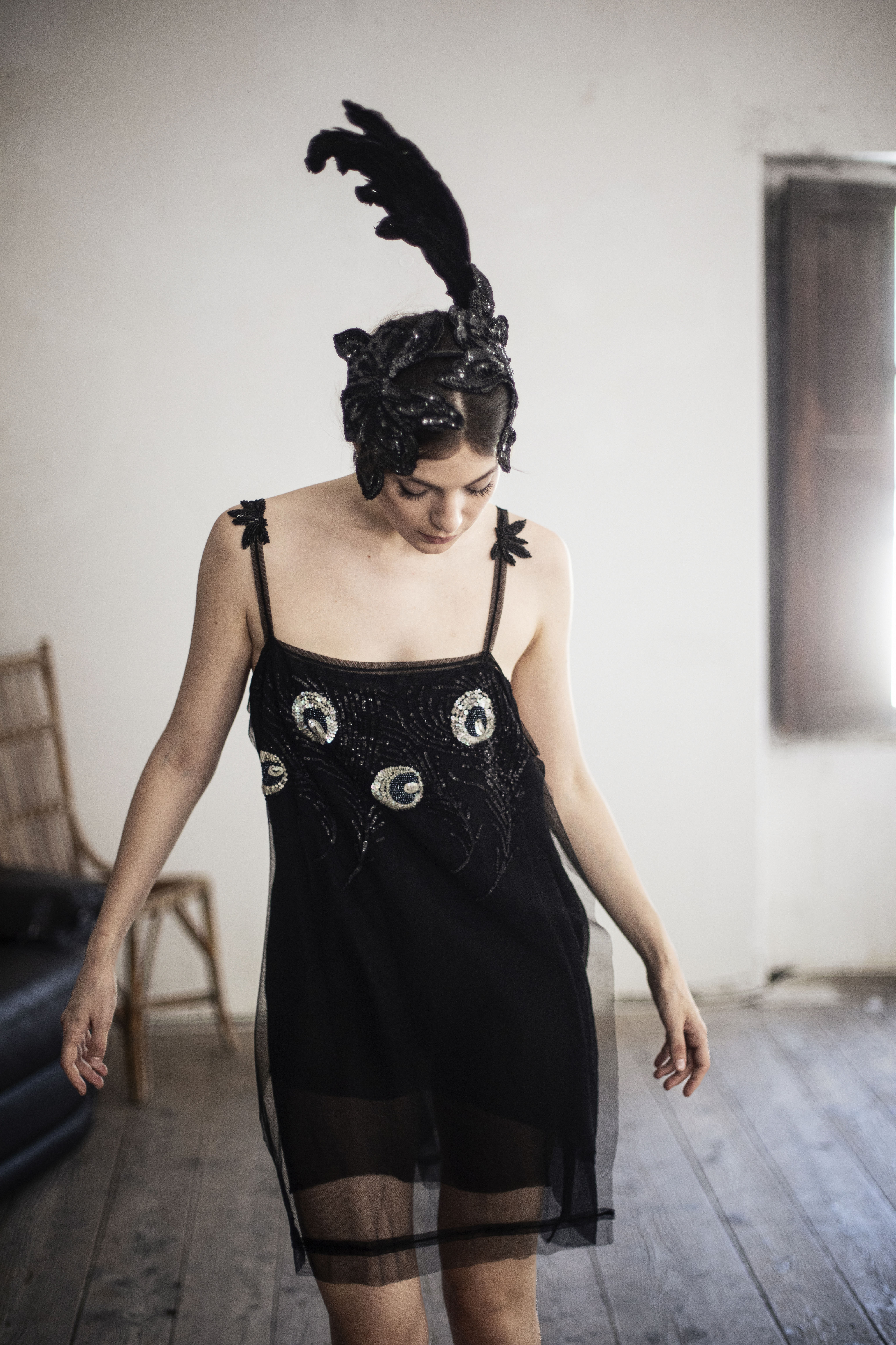 Abito-canotta in crepon di seta nero con tulle vintage ricamato a mano con paillettes e perline a piume di pavone