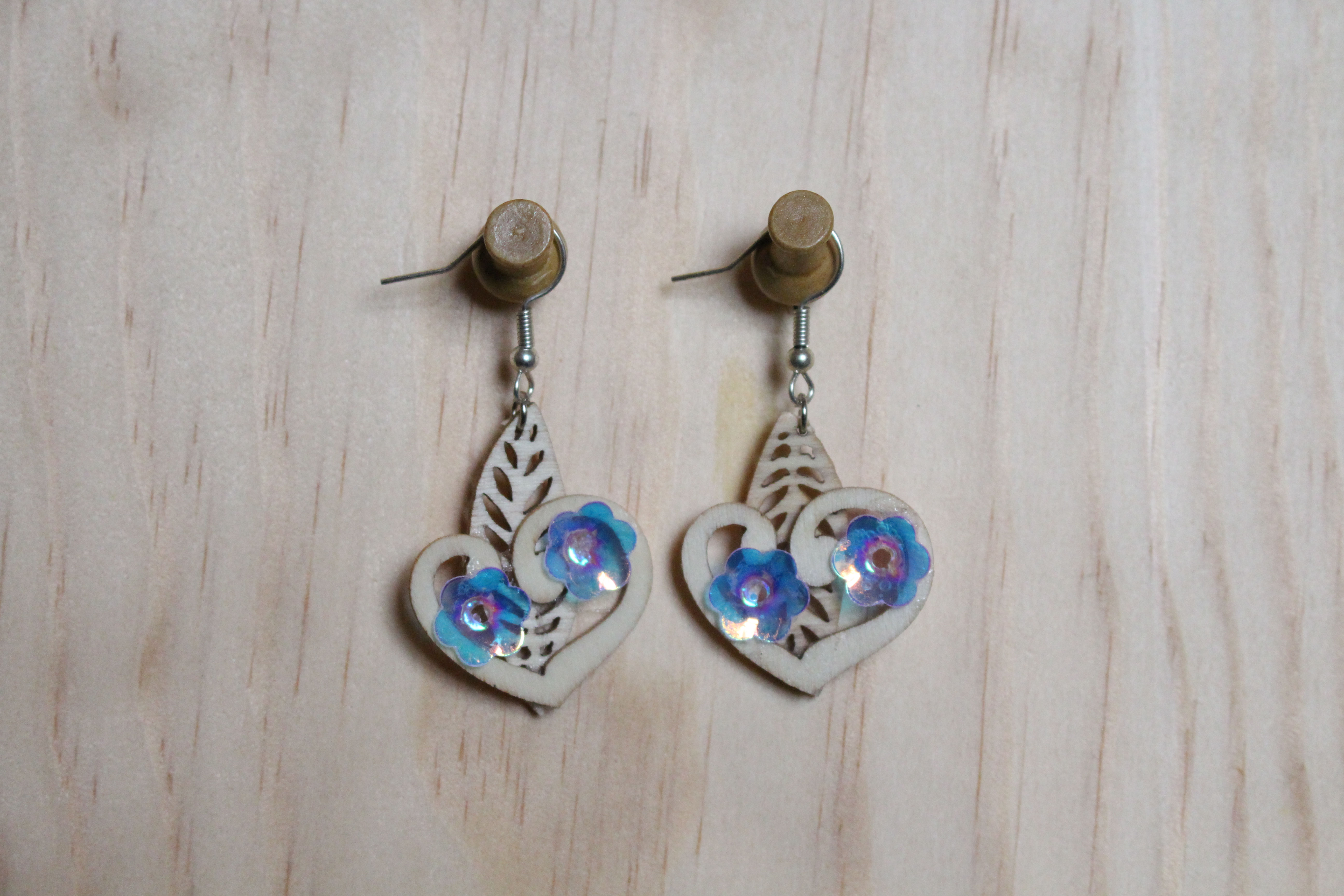 Hearts and iridescent flowers (earrings)