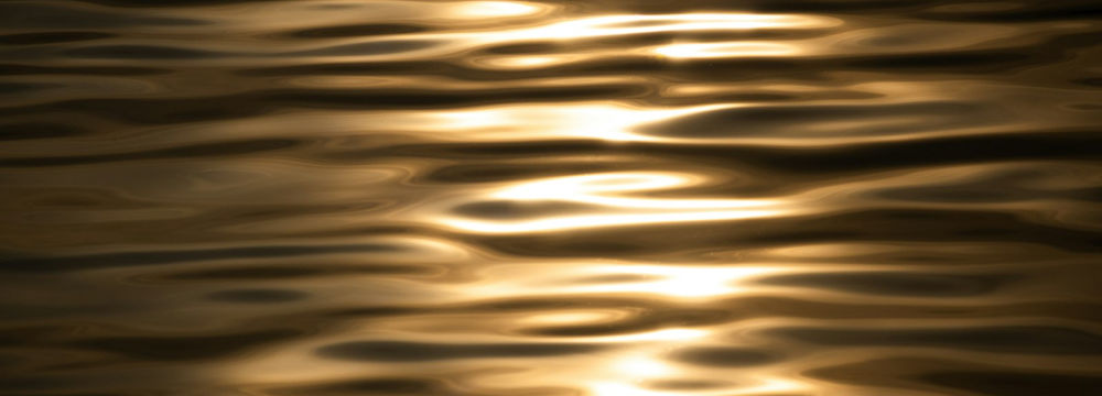 Golden light over still water — the Soo•Esthe signature Korean head spa ritual