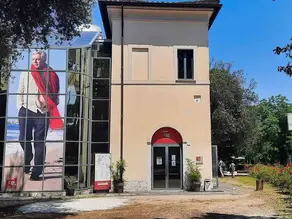 Viaggio nel Cuore del Cinema Rumeno: Emozioni Tragiche e Comiche in Villa Borghese