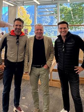 Peter Zeitlhofer, Direktor Christoph Preimesberger und Robert Steiner in einer Werkstatt der HTL Hallstatt