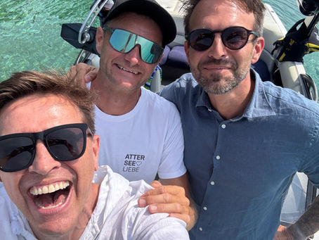 Florian „Flo“ Preimel erzählt bei ned zwida von Red Bull, Liverpool, Partybussen, dem Atterseeboot, Familie und seinen Visionen für die Region.