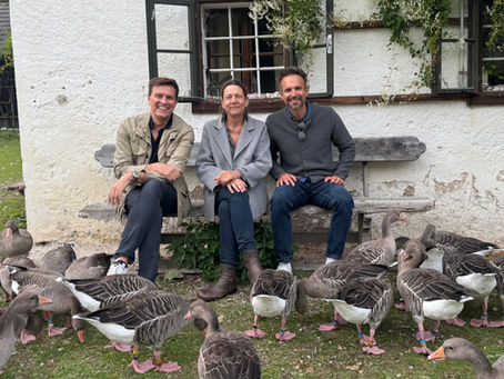 Robert Steiner, Sonia Kleindorfer und Peter Zeitlhofer vor dem alten Konrad Lorenz-Forschungsgebäude in Grünau im Almtal