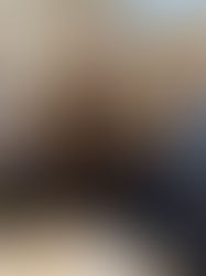 Archäologe Wolfgang Lobisser, Robert Steiner und Peter Zeitlhofer mit steinzeitlichem Werkzeug