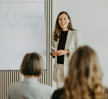 Sabrina Sgoff steht vor einem Flipchart