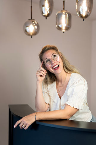 Manuela Adcock von Hirnspiration fast sich an den Kopf und hat eine Idee für Hirnspiration